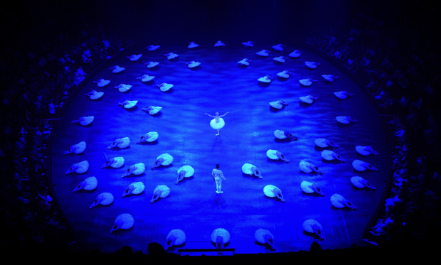 Erina Takahashi, Jonah Acosta  and artists of ENB in Derek Dean's Swan Lake in-the-round © Laurent Liotardo
