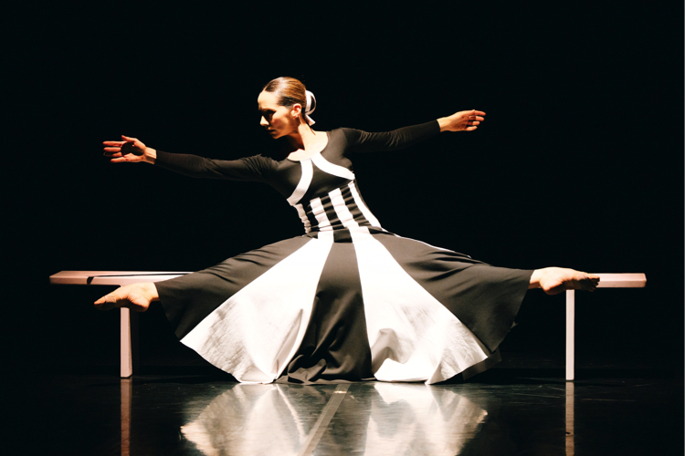 Yorke Dance Project, dancer Amy Thake in Martha Graham's Deep Song